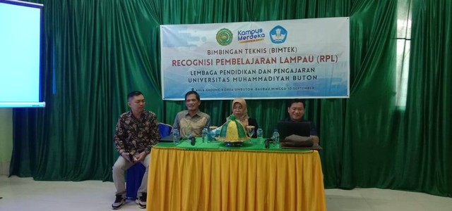 Rektor dan Wakil Rektor bidang Akademik UM Buton mendampingi Pemateri dari LLDIKTI wilayah IX (Sumber : Dok. Humas UM Buton)