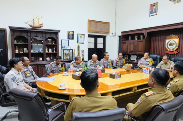 Pemkot Makassar bersama Polda Sulsel dalam perpanjangan nota kesepakatan 'Pemanfaatan Layanan Publik Berbasis Teknologi Informasi dan Command Center' di Balaikota Makassar Senin (11/9/2023). Foto: Dok. Istimewa