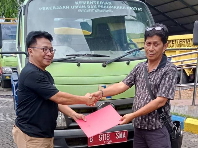 Kepala Dinas PUPRKP Sitaro Bob Ch Wuaten (kanan) saat menerima bantuan mobil tangki air dari Kementerian PUPR.