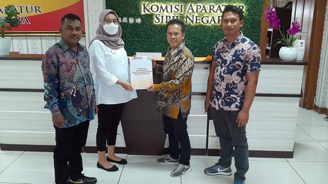 Bawaslu Minahasa Utara menyerahkan dokumen rekomendasi pelanggaran pemilu yang dilakukan oleh Camat Kalawat ke Komisi ASN di Jakarta.