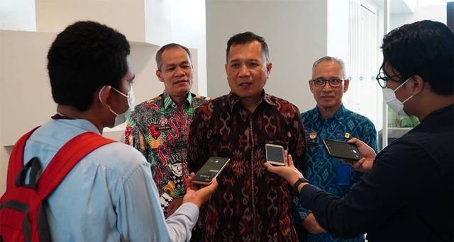 Direktur Jenderal HAM, Dhahana Putra, diwawancara awak media usai Rapat Koordinasi Tindak Lanjut Arahan Presiden. Atas pemulihan hak korban atas peristiwa pelanggaran hak asasi manusia yang berat, Kamis 4 Mei 2023. (Foto: Erton/Ditjen HAM Kemenkumham)