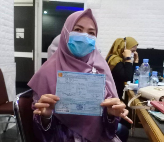 Salah satu emak-emak saat menunjukkan sebuah surat tilang warna biru, Foto : Dokumen Polisi