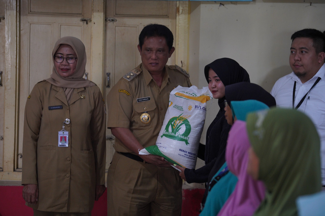 Wakil Bupati Klaten Yoga Hardaya dalam menyalurkan bantuan pangan Cadangan Beras Pemerintah (CBP) di Desa Bero, Kecamatan Trucuk, Senin (11/9/2023). Foto: Dok. Istimewa