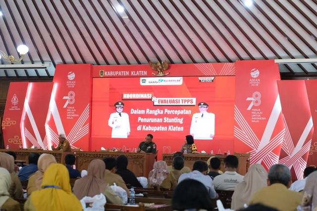 Bupati Klaten Sri Mulyani rapat koordinasi dan evaluasi upaya percepatan penurunan stunting di Pendapa Ageng Kabupaten Klaten, Senin (11/9/2023). Foto: Pemkab Klaten