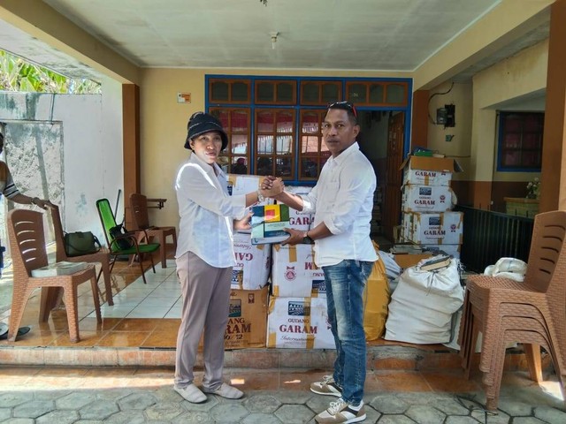 Keterangan foto: Penyerahan bantuan buku secara simbolis dari Emanuel Herdiyanto kepada Kepala Perpustakaan Universitas Nusa Nipa Maumere, Senin (11/9/2023).