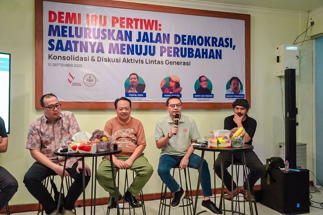 Wakil Sekretaris Jenderal DPP PKB, Syaiful Huda, memberikan penjelasan soal program kerja partai tentang subsidi BBM dan tunjangan ibu hamil dalam kegiatan Konsolidasi dan Diskusi Aktivis Lintas Generasi di Mabes Rakyat, Jalan Laswi, Kota Bandung, Senin (11/9/2023). Foto : Istimewa