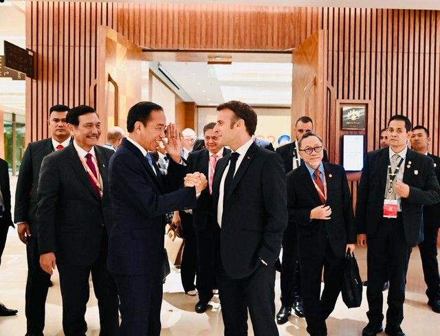 Presiden Jokowi dan Presiden Prancis Emmanuel Macron di KTT G20 India. Foto: Kemendag