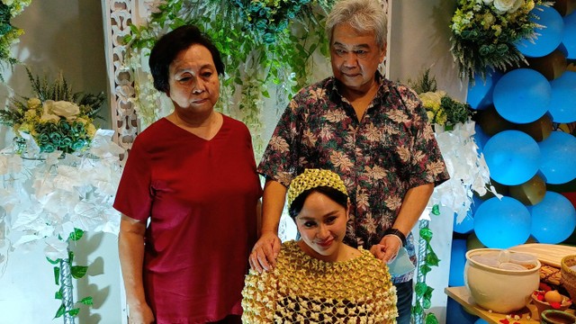 Momen ulang tahun dan siraman tujuh bulanan Denise Chariesta. Foto: Aprilandika Pratama/kumparan