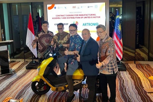 PT Terang Dunia Internusa (TDI) bersama dengan Atroniq Berhad melakukan penandatanganan nota kesepahaman (MoU) rencana distribusi penjualan dan pembangunan pabrik motor listrik United e-Motor di Malaysia, Jakarta (11/9/2023). Foto: Sena Pratama/kumparan