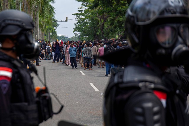 Polisi lengkap dengan peralatan anti huru hara menjaga aksi unjuk rasa warga Pulau Rempang di Kantor Badan Pengusahaan (BP) Batam, Batam, Kepulauan Riau, Senin (11/9/2023). Foto: Teguh Prihatna/ANTARA FOTO