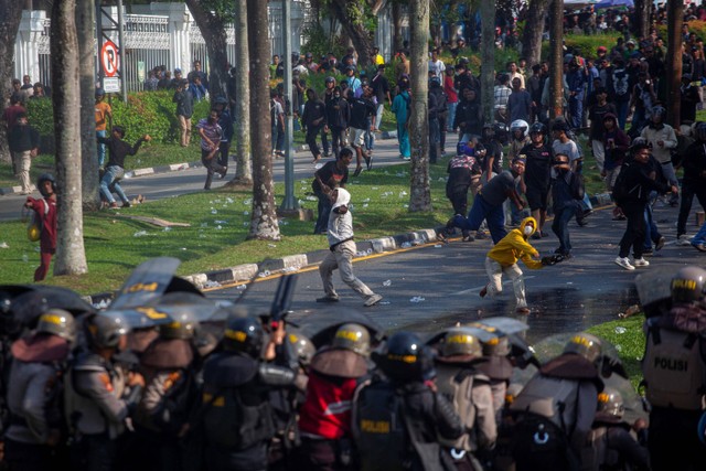 Pengunjuk rasa melempari personel polisi saat aksi unjuk rasa warga Pulau Rempang di Kantor Badan Pengusahaan (BP) Batam, Batam, Kepulauan Riau, Senin (11/9/2023). Foto: Teguh Prihatna/ANTARA FOTO