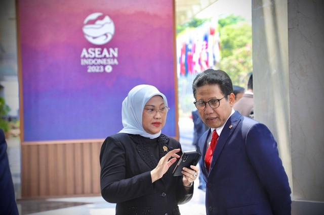 Menaker Ida Fauziyah dan Mendes PDTT Abdul Halim Iskandar saat KTT ASEAN.  Foto: Kemnaker RI