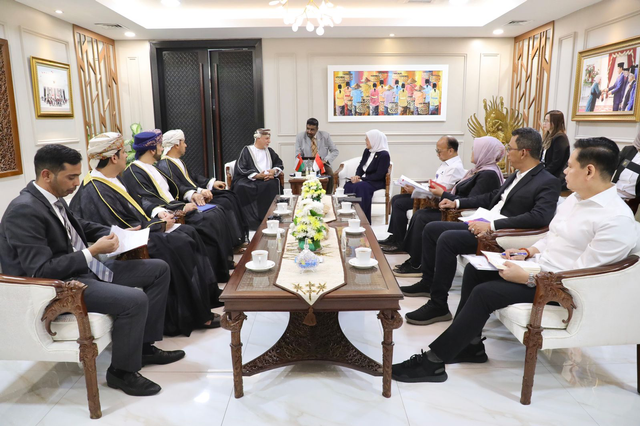 Pertemuan bilateral antara Menteri Ketenagakerjaan Ida Fauziyah dengan Kepala Departemen Hukum Kementerian Luar Negeri Oman Sulaiman Bin Saud Aljabri di Kantor Kementerian Ketenagakerjaan, Senin (11/9/2023). Foto: Kemnaker