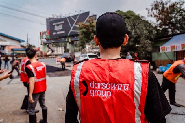 Darsawira melakukan pengaspalan ulang dan menangani masalah kabel menggelantung di Jalan Bhayangkara Pusdiklantas, seputaran Jalan Alam Sutera, Tangerang Selatan.  Foto: Dok. Istimewa