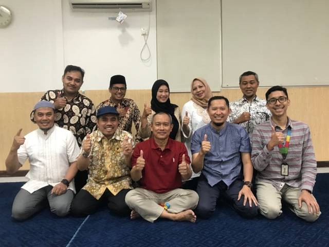Manusia terbaik adalah manusia yg bermanfaat buat sesama, panitia santunan sosial di sebuah perusahaan di Bogor. Foto : Wonglanang