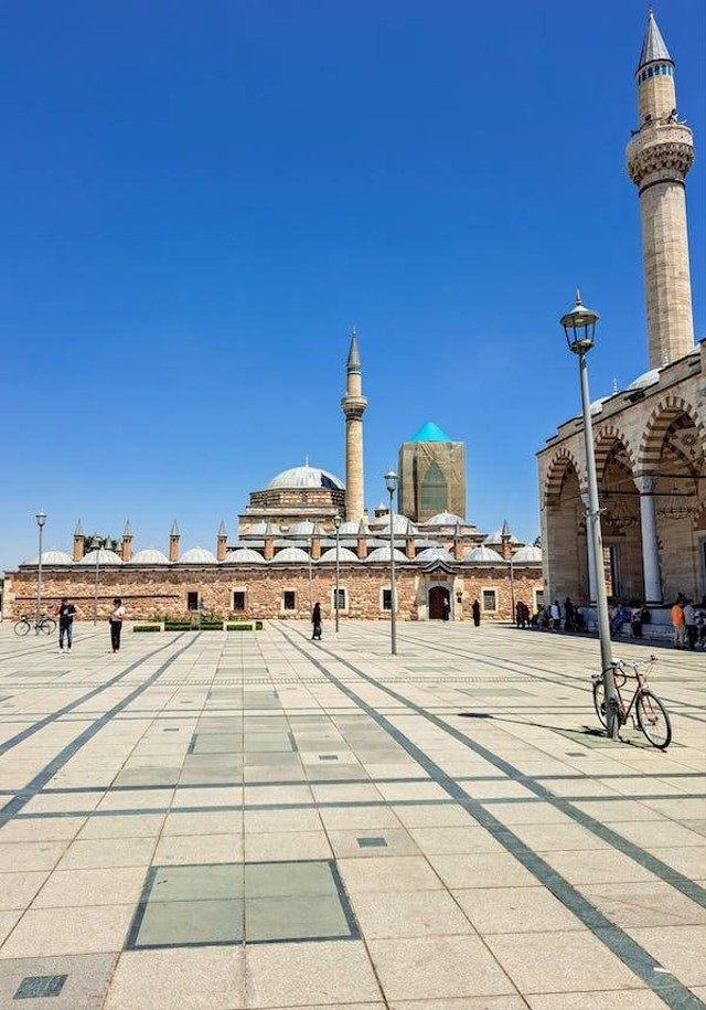 Mevlana Museum di Konya Turki sebagai pusat pendikan dan pusara Sang Guru, Jalaluddin Rumi. Foto: https://www.pexels.com/