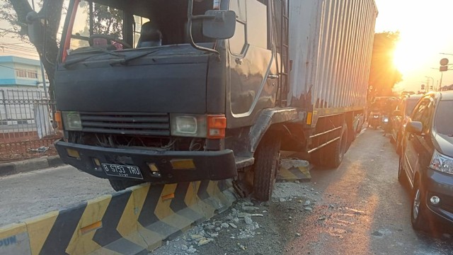 Truk Tabrak Separator Busway Depan LP Cipinang, Jalan Bekasi Timur Raya ...