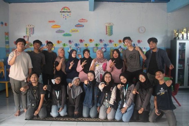 Kunjungi Rumah Warga, Tim PPKO Himasilkan IPB Bangkitkan Usaha Ibu Rancabungur