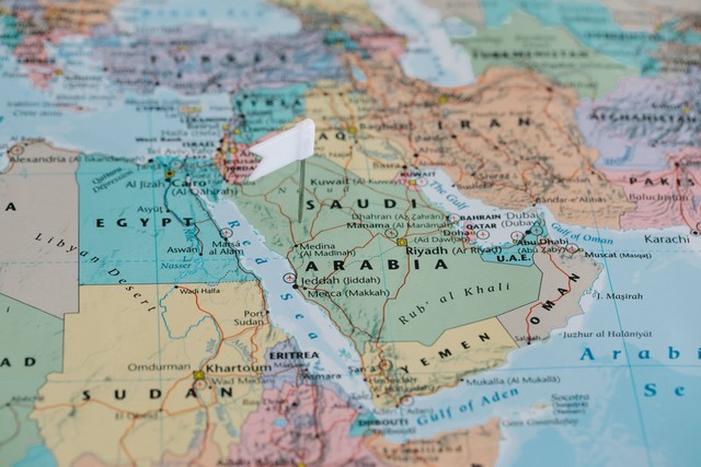 Ilustrasi Kawasan Timur Tengah dari https://www.pexels.com/photo/white-flag-marked-near-the-saudi-arabia-8828320/