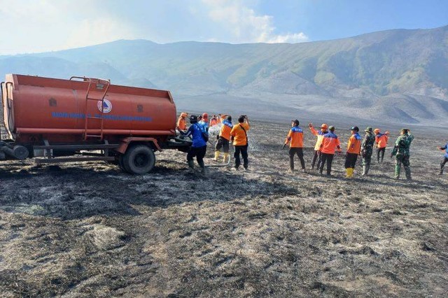 Petugas gabungan melakukan pendinginan dengan menggunakan truk tangki air untuk menyiram bekas karhutla di kawasan Gunung Bromo, Kabupaten Probolinggo, Senin (11/9/2023). Foto: HO-BPBD Probolinggo/Antara