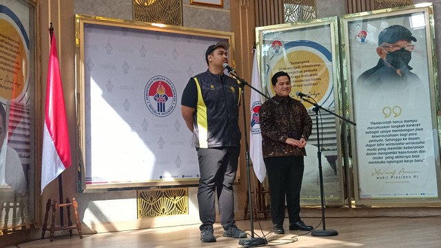 Menpora Dito Ariotedjo (kiri) dan Ketum PSSI Erick Thohir (kanan) dalam Penandatangan Perjanjian Kerja Sama Kemenpora dan PSSI untuk Piala Dunia U-17 di Kantor Kemenpora, Jakarta, pada Selasa (12/9). Foto: Jodi Hermawan/kumparan