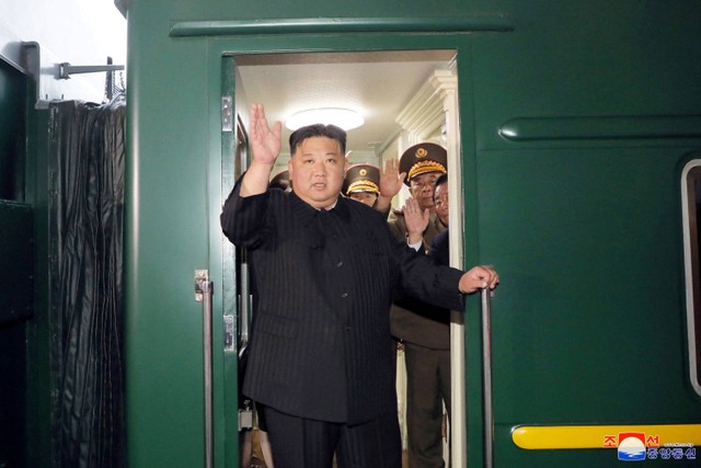 Pemimpin Korea Utara Kim Jong Un saat berangkat dengan kereta pribadi dari Pyongyang, Korea Utara, menuju Rusia, Minggu (10/11/2023). Foto: KCNA via Reuters