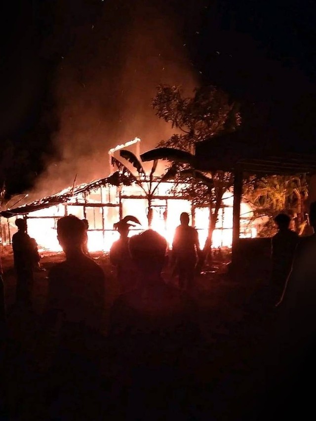 Kebakaran rumah di Desa Bareng, Kecamatan Ngasem, Kabupaten Bojonegoro, Jawa Timur. Selasa (12/09/2023) (Foto: Dok Istimewa)