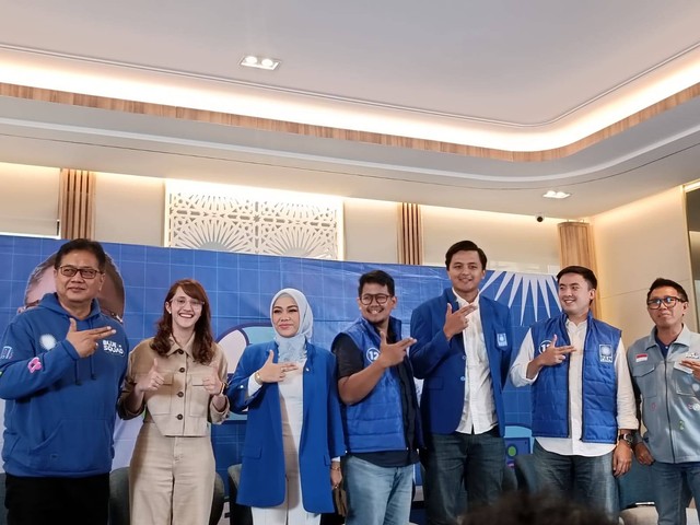 Tiga mantan anggota DPRD DKI Fraksi PSI resmi bergabung dengan Partai Amanat Nasional (PAN), Anggara Wicitra Sastroamidjojo, Idris Ahmad dan Jovin Kurniawan, Selasa (12/9/2023). Foto: Zamachsyari/kumparan