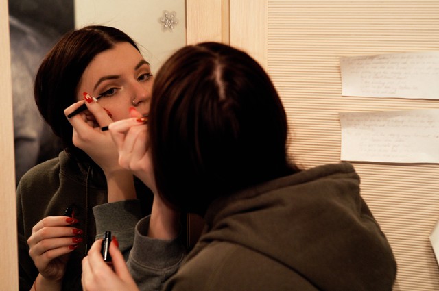 Cara Menggunakan Eyeliner saat Makeup, Unsplash/Artem Labunsky