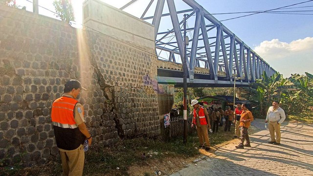 Kondisi Jembatan Kaliketek penghubung Kabupaten Bojonegoro dan Tuban, yang mengalami keretakan. (Aset: Istimewa)