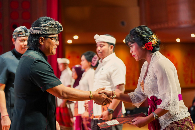 Bupati Giri Prasta dalam melantik, mengambil sumpah janji dan penyerahan SK Pengangkatan PPPK Jabatan Fungsional Guru Kabupaten Badung tahun 2022, di Balai Budaya Giri Nata Mandala, Puspem Badung, Kamis (7/9). Foto; Dok. Istimewa