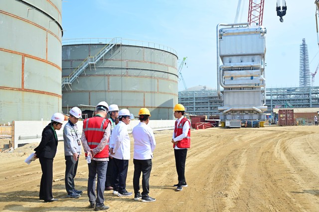 Presiden Joko Widodo meninjau area perengkahan nafta PT Lotte Chemical Indonesia (LCI) di Kota Cilegon, Provinsi Banten, pada Selasa (12/9/2023). Foto: Muchlis Jr/Biro Pers Sekretariat Presiden