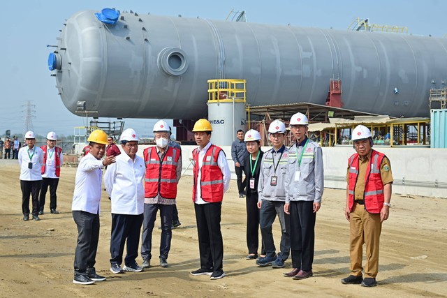 Presiden Joko Widodo meninjau area perengkahan nafta PT Lotte Chemical Indonesia (LCI) di Kota Cilegon, Provinsi Banten, pada Selasa (12/9/2023). Foto: Muchlis Jr/Biro Pers Sekretariat Presiden