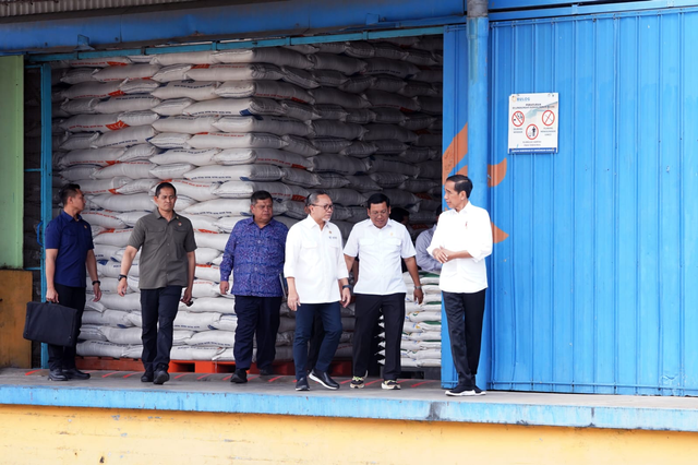 Presiden Joko Widodo dan Mendag Zulkifli Hasan dalam memeriksa cadangan beras Bulog di Gudang Bulog di Kompleks Pergudangan Sunter Timur II, Sunter, Jakarta Utara pada Senin (11/9). Foto: Kemendag RI