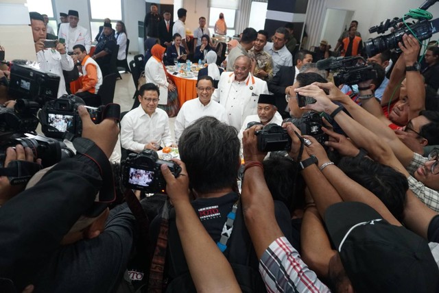 Bacapres Anies Baswedan dan Bacawapres Muhaimin Iskandar disambut petinggi PKS saat tiba di DPP PKS, Jakarta, Selasa (12/9/2023). Foto: Iqbal Firdaus/kumparan