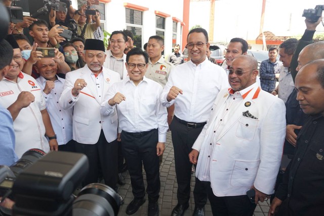 Bacapres Anies Baswedan dan Bacawapres Muhaimin Iskandar disambut petinggi PKS saat tiba di DPP PKS, Jakarta, Selasa (12/9/2023). Foto: Iqbal Firdaus/kumparan