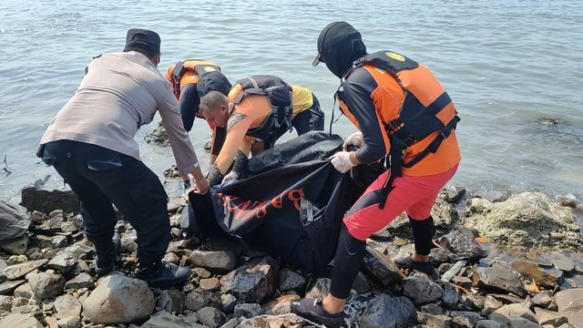 Mayat tanpa kepala ditemukan di pinggir Pantai Penobaan Tanjung Tua, Kabupaten Lampung Selatan. | Foto: Dok Basarnas Lampung