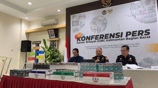 Bea Cukai Kalba rmenggelar konferensi pers. Foto: Fajar Bahari/Hi!Pontianak