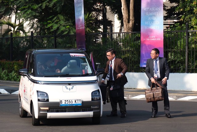 Sebanyak 150 unit mobil listrik Wuling Air ev bertugas sebagai kendaraan resmi untuk mobilitas delegasi negara-negara partisipan KTT ASEAN 2023 Jakarta. Foto: Wuling Motors