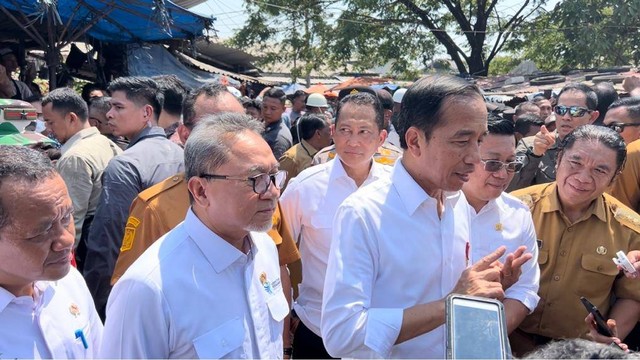 Mendag Zulhas damping Jokowi saat tinjau pasar Kranggot Cilegon. Foto: Kemendag RI