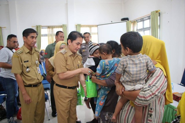 Wakil Wali Kota Potianak, Bahasan, menyerahkan paket bantuan kepada warga. Foto: Dok. Prokopim Pemkot Pontianak