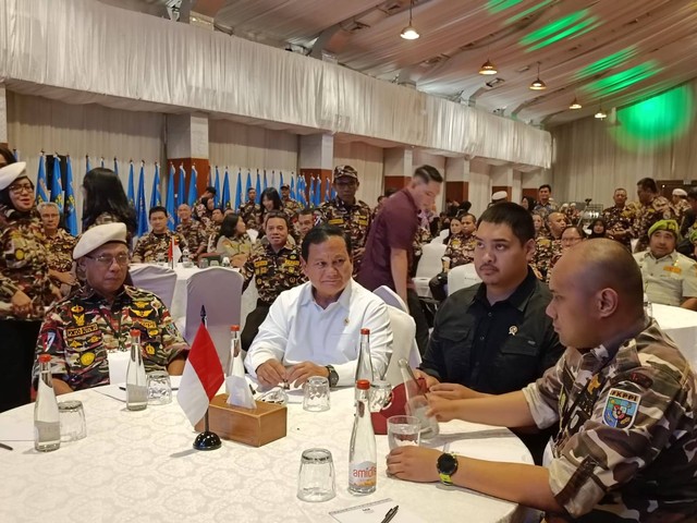 Dari kiri: Ketum FKKPI Pontjo Sutowo, Menhan Prabowo Subianto dan Menpora Dito Ariotedjo dalam acara HUT ke 45 FKPPI di Jakarta, Selasa (12/9/2023). Foto: Zamachsyari/kumparan