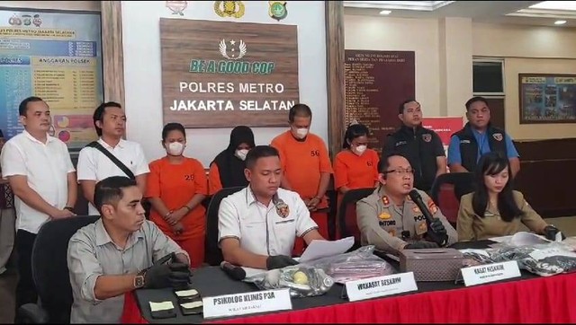 Konferensi pers terkait kasus pesta seks di Polres Jakarta Selatan, Selasa (12/9/2023). Foto: Dok. Istimewa