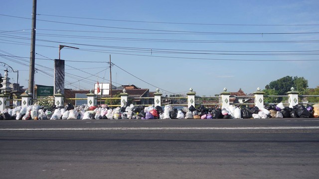 Sampah berjejer di sepanjang jalan di Kota Yogyakarta. Foto: Arif UT/Pandangan Jogja