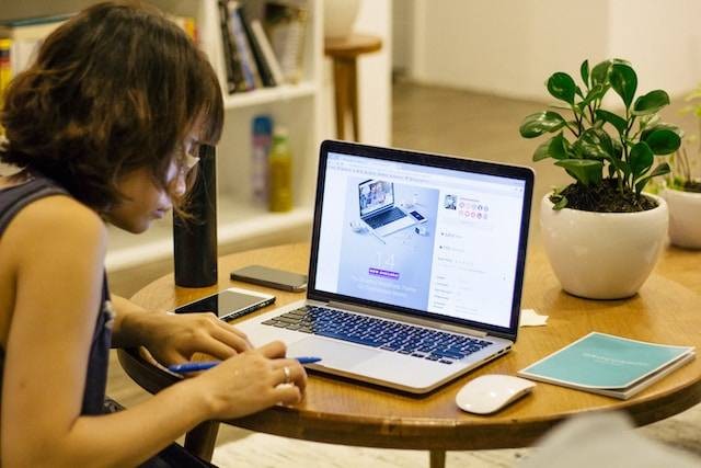 Ilustrasi Apa Itu Browser Web. Foto: dok. Unsplash/ Tran Mau Tri Tam