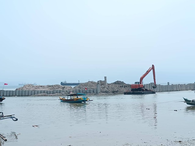 Aktivitas reklamasi di pesisir Bandar Lampung, tepatnya di Pantai Karang Jaya, Panjang, Bandar Lampung. | Foto : Ist