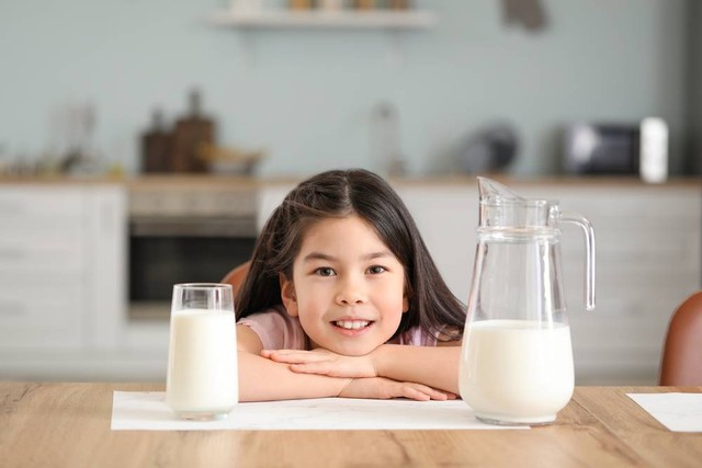 Ilustrasi takaran susu yang sesuai dengan usia anak. Foto: Shutterstock