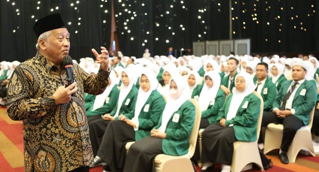 Menteri Pendidikan dan Kebudayaan tahun 2010-2014, Prof Mohammad Nuh, saat memberikan kuliah umum di depan mahasiswa baru Unusa, Selasa (12/9). Foto: Masruroh/Basra