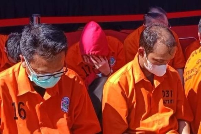 APS, Adelia Putri Salma (menunduk, tengah), selebgram Palembang yang terlibat dalam jaringan gembong narkoba Fredy Pratama. Foto: Thomas Bosco/kumparan