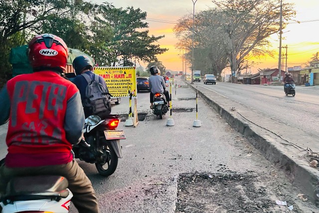 Perbaikan jalan di Jalan Soekarno-Hatta (Bypass) Kota Bandar Lampung, Selasa (12/9/2023) | Foto: Roza Hariqo/Lampung Geh